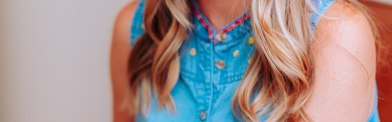 巴西队球员在世界杯比赛中激烈对抗场景